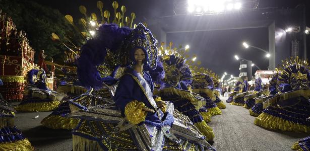 Mais da noite em SP | Pérola Negra supera enchente e encanta com homenagem a ciganos