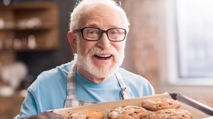 Aproveite o isolamento para aprender receitas de família com o idoso. Isso fará com que ele se sinta produtivo - iStock