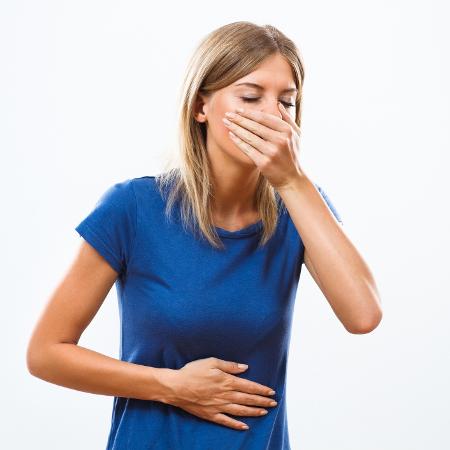Náusea e dor abdominal são sintomas de virose e intoxicação alimentar - iStock