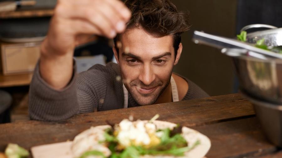 O mais jovens, em particular, esperam passar mais tempo na cozinha no pós-Covid, de acordo com pesquisas - Getty Images