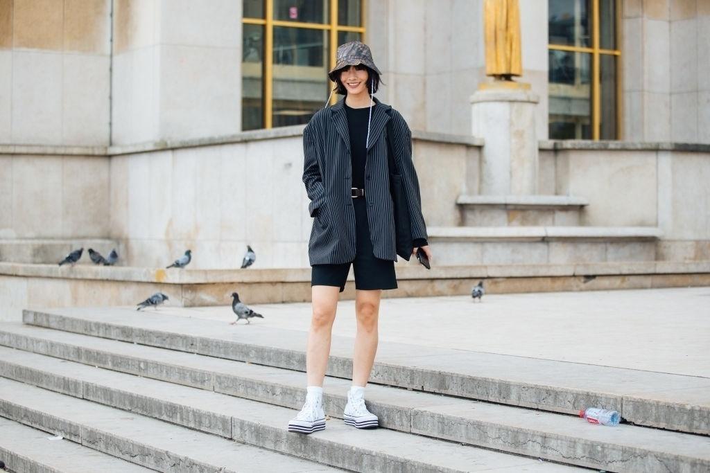 Bucket hat: inspire-se no chapéu que é tendência entre homens e mulheres - Getty Images
