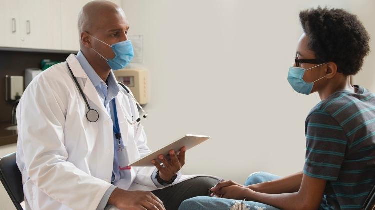 adolescente em consulta com médico hebiatra - iStock - iStock