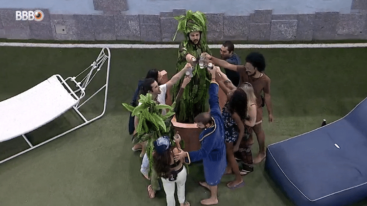 BBB 21: Brothers ganham bebida durante madrugada - Reprodução/Globoplay - Reprodução/Globoplay