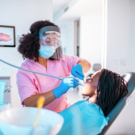 Perda dentária em mulheres negras é 19% maior que em homens brancos. - iStock