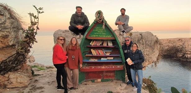 'Livros parceiros de viagem' | Pescador transforma barco antigo em biblioteca no litoral da Itália