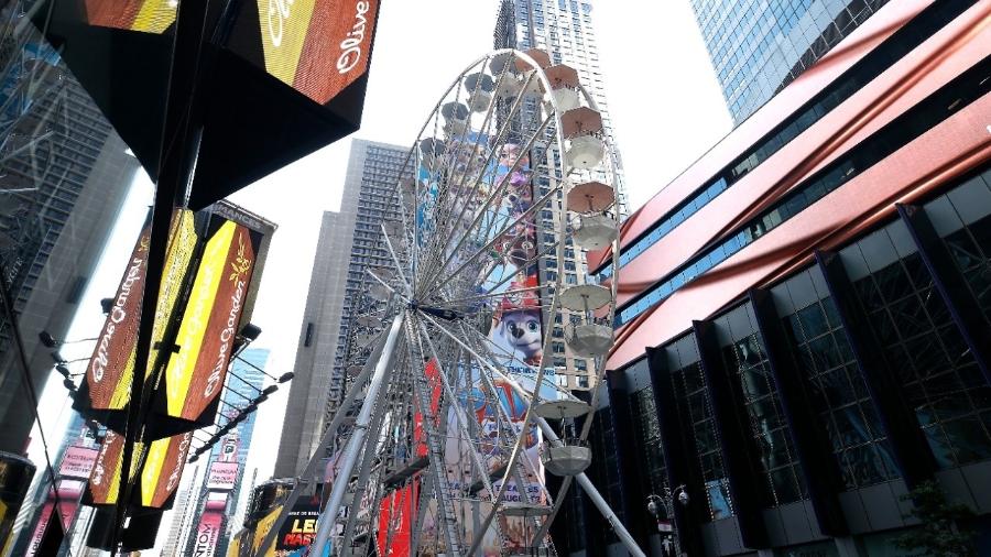 A roda-gigante que agora ocupa a Times Square, em Nova York - Getty Images