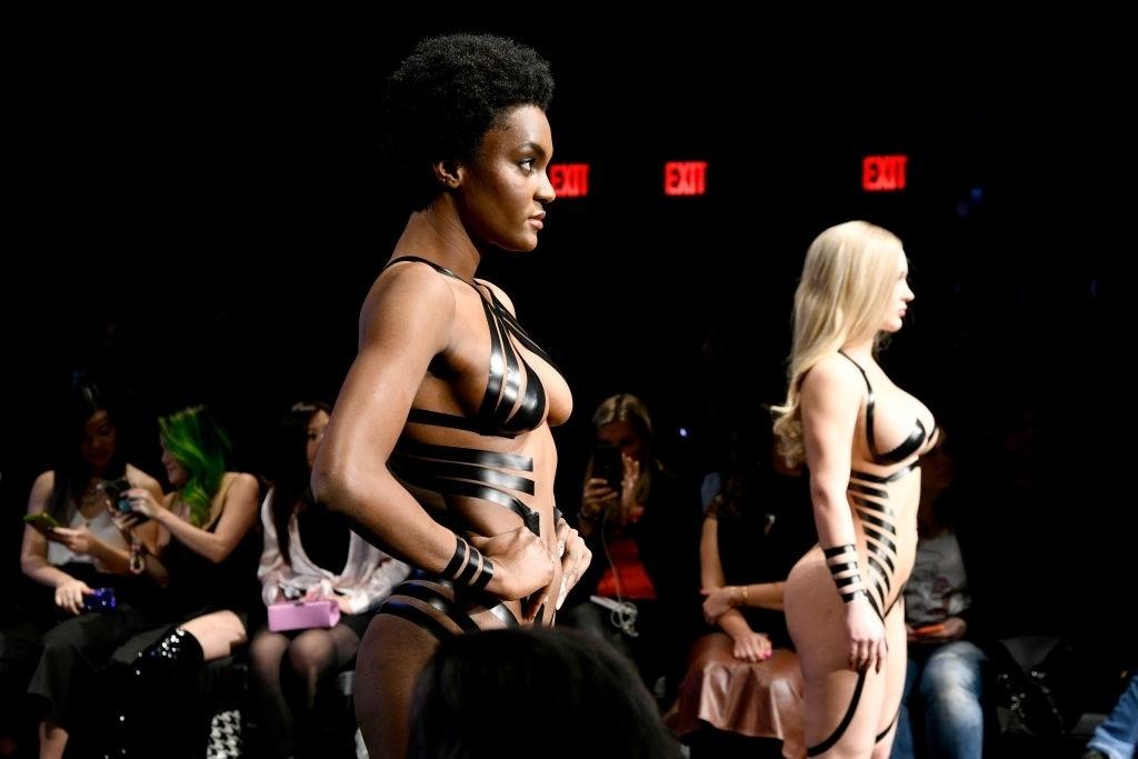 Modelos na passarela durante o Black Tape Project - Getty Images
