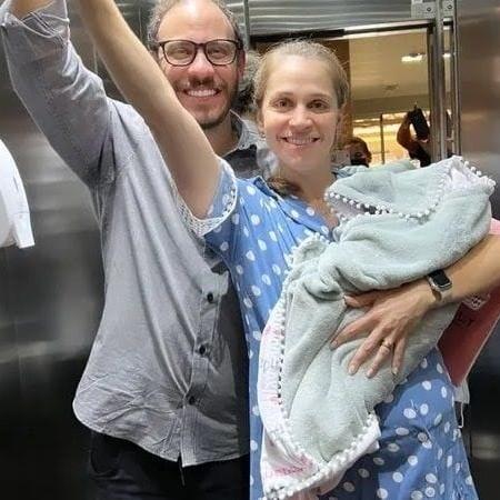  Deborah Bittar deu à luz dentro do elevador do prédio onde mora com ajuda do marido obstetra - Acervo pessoal 