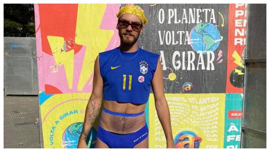 João Pedro usa camisa do Brasil com broche de Lula para não ser confundido com eleitor de Bolsonaro no Carnaval de SP - Bruna Calazans/UOL