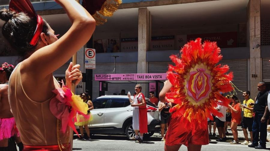 Bloco Pirikita em Chamas desfilou no centro de SP na terça de Carnaval - Camila Corsini/UOL