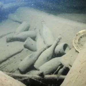 Cercado de água salgada: por que é tão difícil náufrago sobreviver no mar -  20/06/2023 - UOL TILT