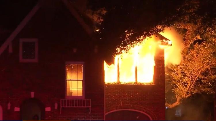 Casa pegou fogo, mas família que vive nela conseguiu sair sem ferimentos