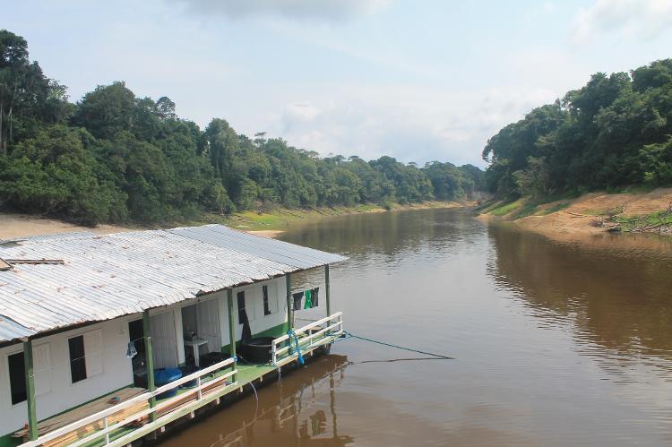 Base Flutuante do ICMBio, em Anavilhanas (AM), onde a equipe de cientistas montou um laboratório improvisado