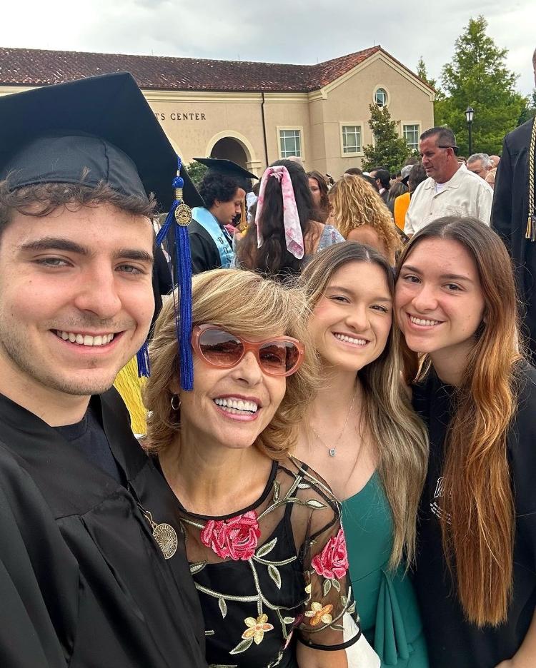 João Augusto, Marina e Sofia Liberato posam ao lado de Rose Miriam di Matteo