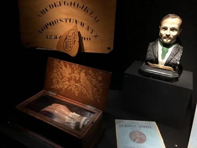 Busto de Allan Kardec ao lado de uma tábua de Ouija Busto de Allan Kardec ao lado de uma tábua de Ouija