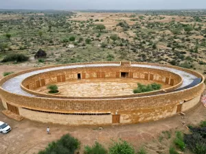 Estilo arquitetônico ameniza calor em escola no deserto indiano