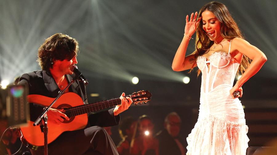 Tiago Iorc e Anitta se apresentam na cerimônia de premiação do 25º Grammy Latino, em Miami, na noite de quinta (14)