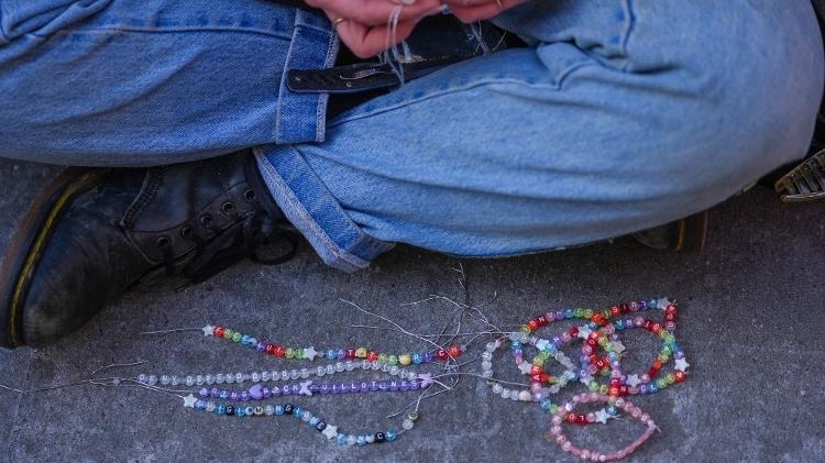 "Fã" faz pulseirinhas da amizade em homenagem a Luigi Mangione em frente a tribunal, em Nova York "Fã" faz pulseirinhas da amizade em homenagem a Luigi Mangione em frente a tribunal, em Nova York