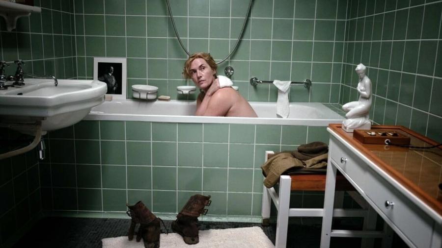 Em cena do filme 'Lee', Kate Winslet reproduz famosa foto de Lee Miller tomando banho na banheira de Hitler Em cena do filme 'Lee', Kate Winslet reproduz famosa foto de Lee Miller tomando banho na banheira de Hitler