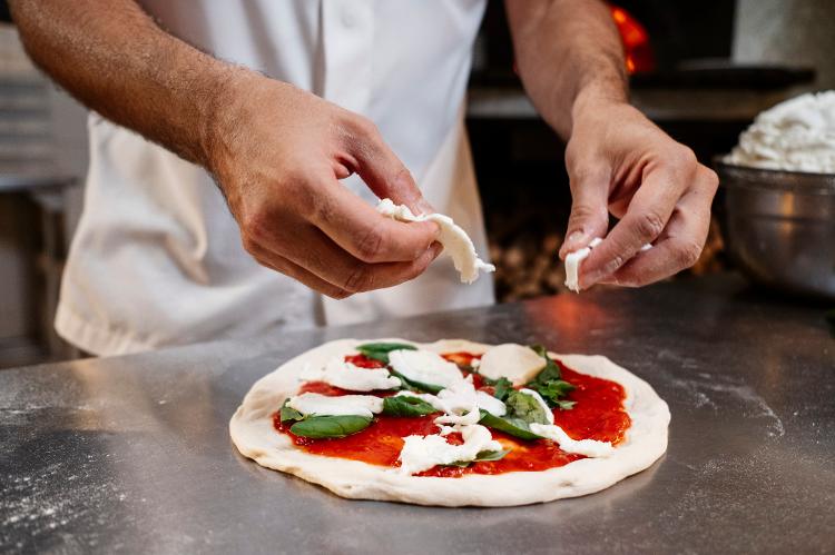 Preparo da pizza Margherita da Leggera Pizzeria Napoletana Preparo da pizza Margherita da Leggera Pizzeria Napoletana