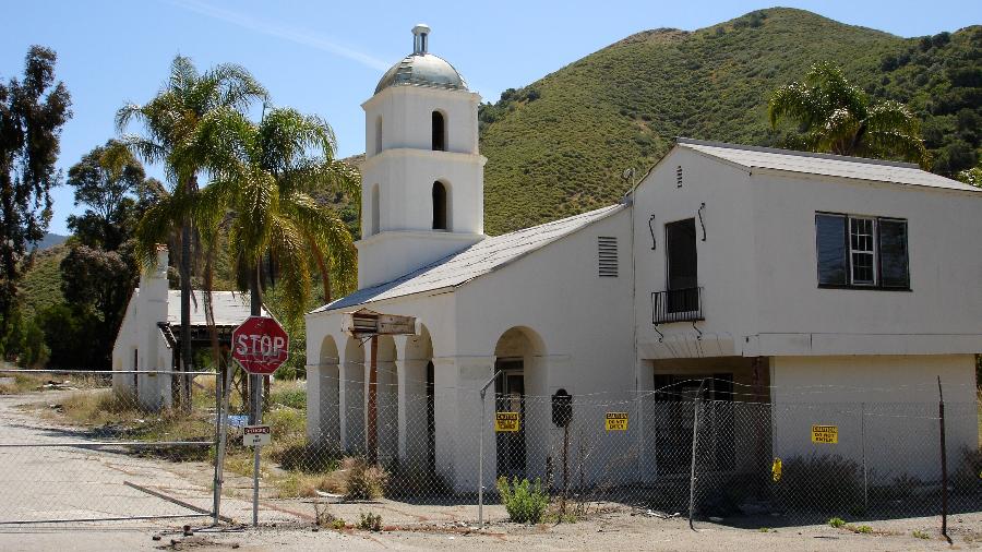 O antigo Milestone Mo-Tel, primeiro motel do mundo localizado em San Luis Obispo, na Califórnia, já abandonado em 2005