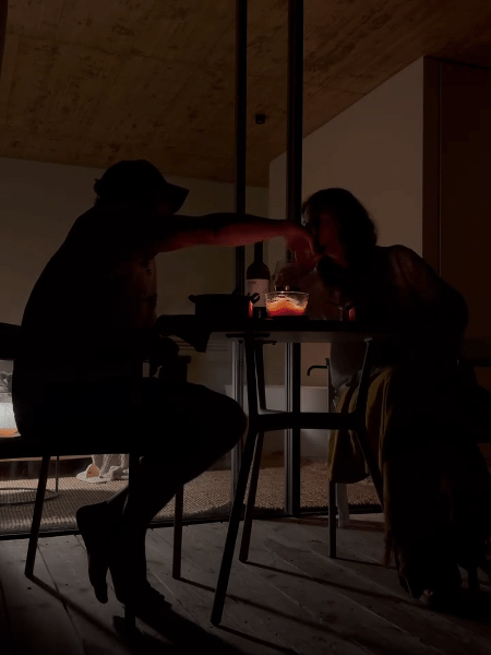 Caio Castro e Vitória Bohn deram beijos em suas mãos em um vídeo à luz de velas