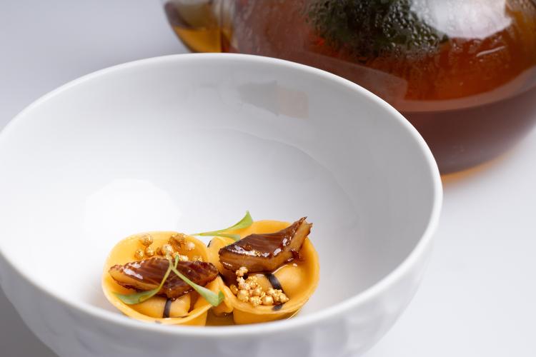 Tortellini de pato com enguias laqueadas no tucupi, do novo menu do Evvai