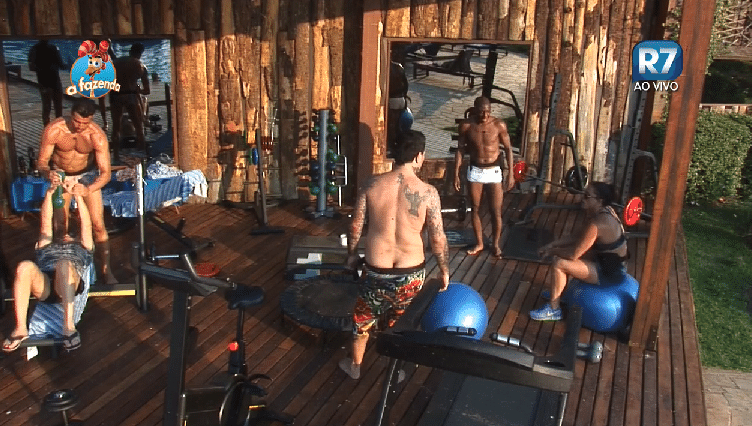 24.set.2015 - Participantes de "A Fazenda 8" fazem exercícios na academia e Edu K mostra demais - Reprodução/Record