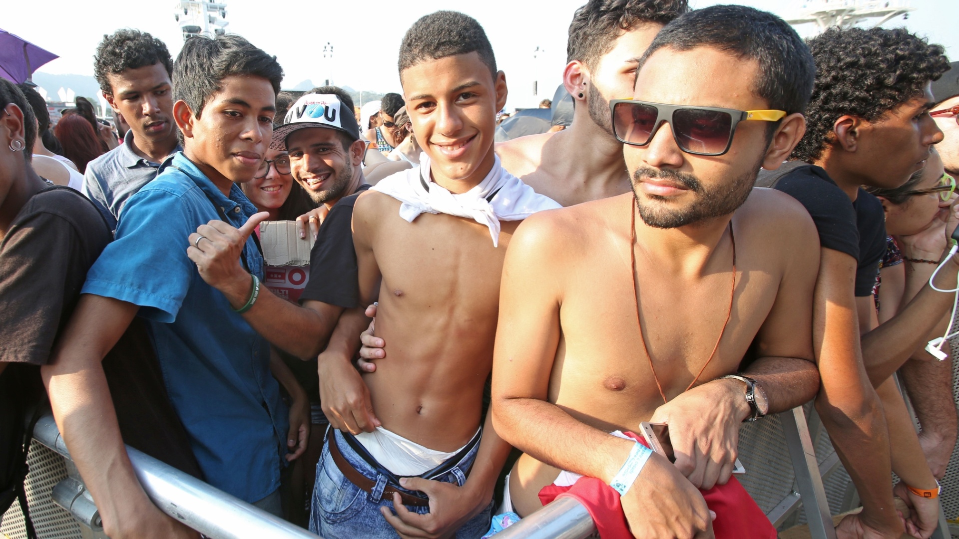 27.set.2015 - Fãs de Katy Perry já estão na grade do palco Mundo, à espera da cantora, que só se apresenta a 0h15. Alguns trouxeram até fraldas, para não perder o lugar. - Marco Antônio Teixeira/UOL