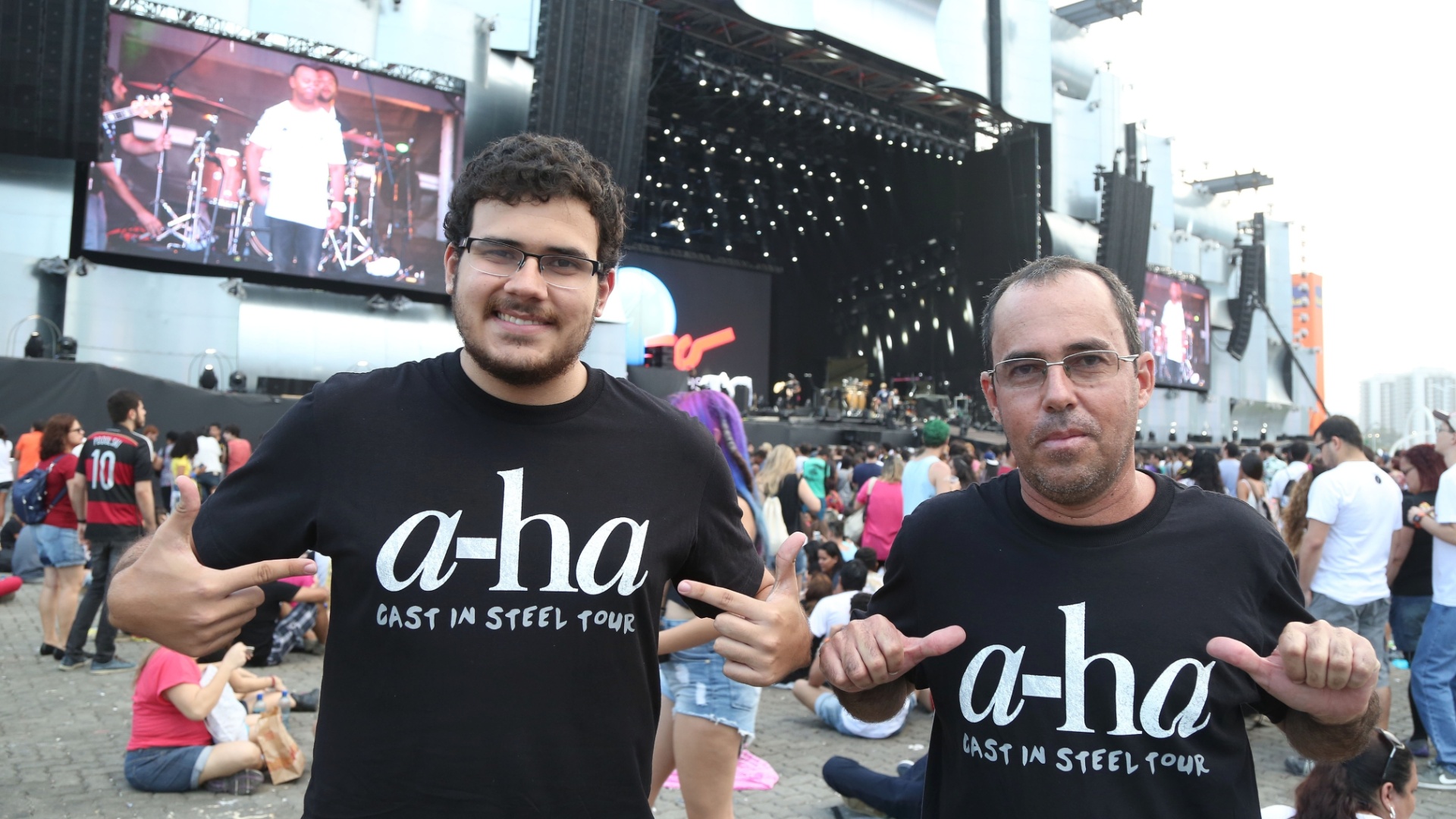 27.set.2015 - Fãs do A-ha aguardam a apresentação da banda norueguesa no último dia do Rock in Rio 2015 - Marco Antonio Teixeira/UOL