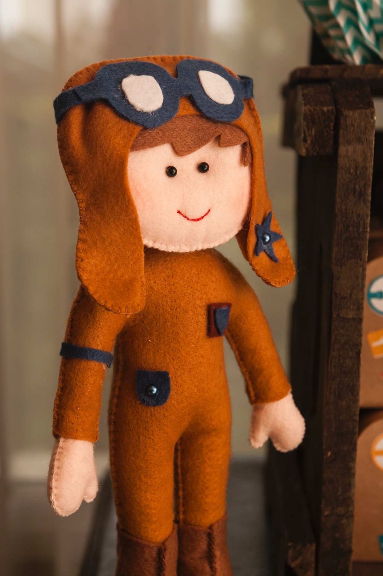 Malas e réplicas de aviões embelezavam a mesa, assinada pela empresa Poá - Mesas e Lembranças Personalizadas. A decoração também contou com buchinhos, um tipo de arbusto modelado - Sandra Pagano/Divulgação