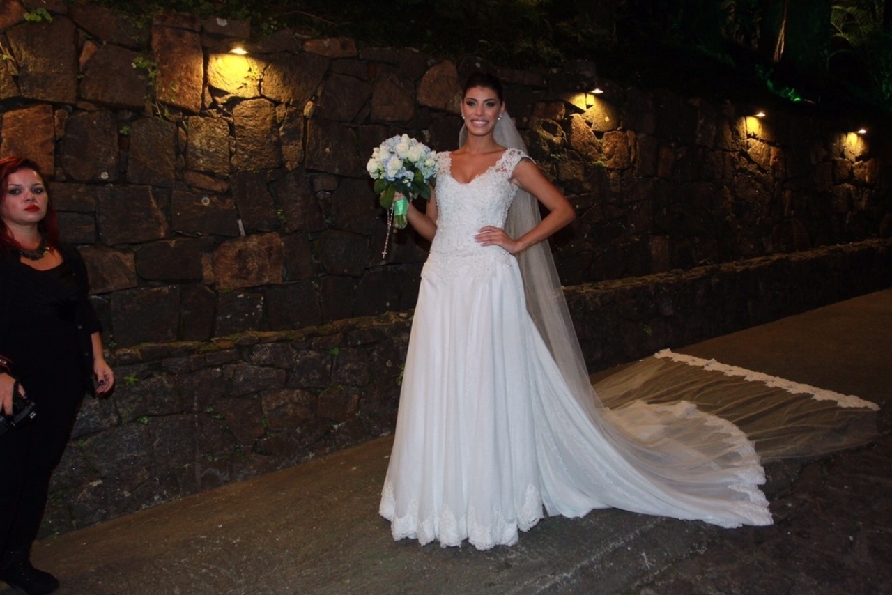 12.nov.2015 - Ex-BBB Franciele chega para seu casamento com o também ex-participante do BBB Diego Grossi - Marcello Sá Barretto/AgNews