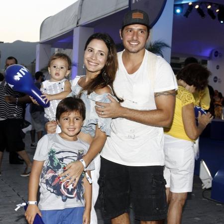 10.abr.2016 - Juliana Knust com o marido e os filhos no festival Nivea Viva o Rock na praia de Ipanema, no Rio - Alex palarea/AgNews - Alex palarea/AgNews