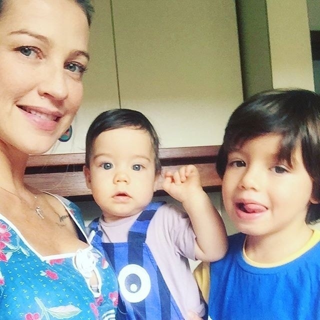 09.mai.2016 - Mãe de três filhos, Luana Piovani postou no seu Instagram uma foto com seus dois meninos, Dom , de quatro anos e Ben, de oito meses e escreveu na legenda "Meus meninos", em inglês. Liz, gêmea de Ben, ficou de fora do registro orgulhoso da atriz - Reprodução/Instagram/@luapio