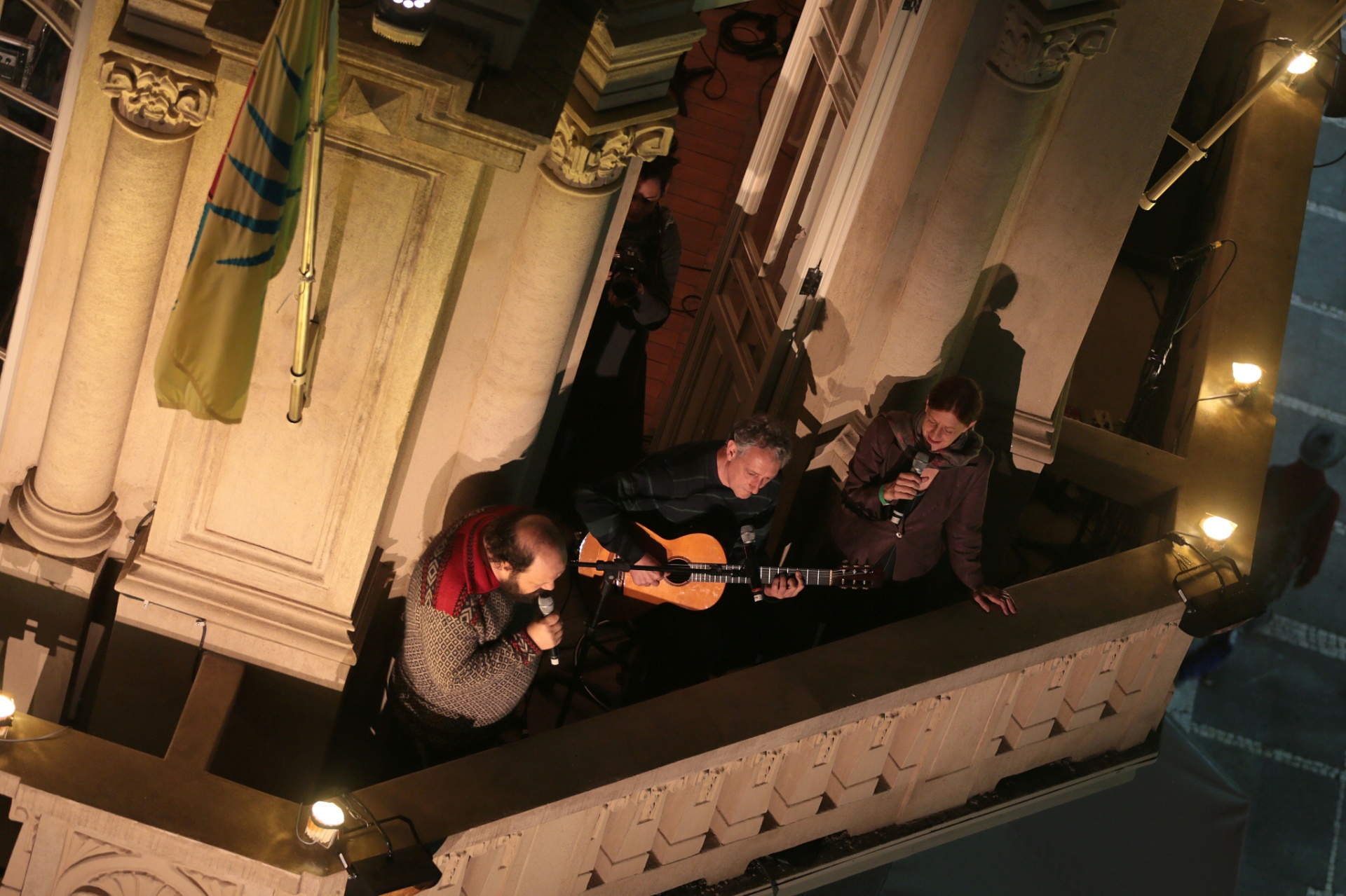20.mai.2016 - Dante Ozzetti, Ná Ozzetti e Marcelo Pretto se apresentam na Virada Cultural, na Rua Quintino Bocaiuva x Rua Direita - FLAVIO FLORIDO/UOL