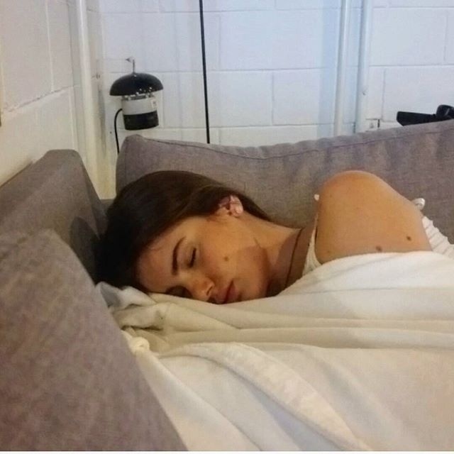 30.mai.2016 - Olha só Camila Queiroz pega no flagra nos bastidores de "Êta Mundo Bom" pelo colega indiscreto Anderson Di Rizzi - Reprodução/Instagram/andersondirizzi_oficial