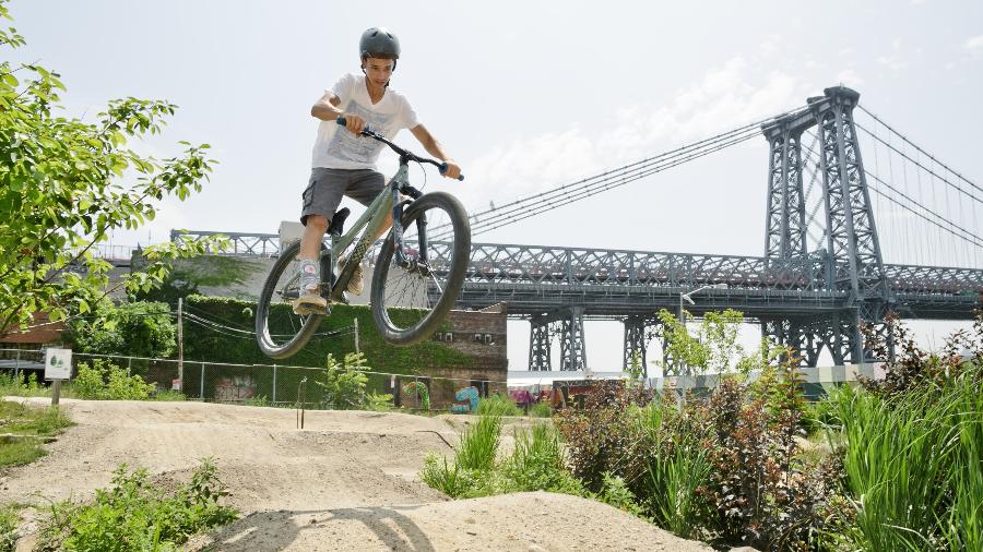 Joan Geraldo durante a prática de pump biking no parque de bicicletas do Brooklyn, em Nova York - Willie Davis/The New York Times