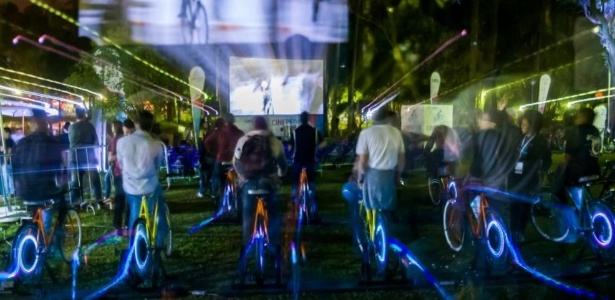 Público assiste a filmes enquanto pedala para gerar energia, no Cine Pedal - Divulgação