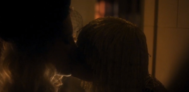 Júlia (Letícia Colin) e Beatriz (Bruna Marquezine) se beijam em "Nada Será Como Antes" - Reprodução - Reprodução