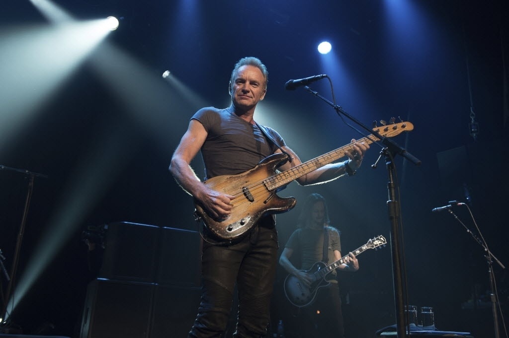 11.nov.2016 - O cantor inglês Sting se apresenta na reabertura do Bataclan, em Paris - David Wolff Patrick/AFP Photo