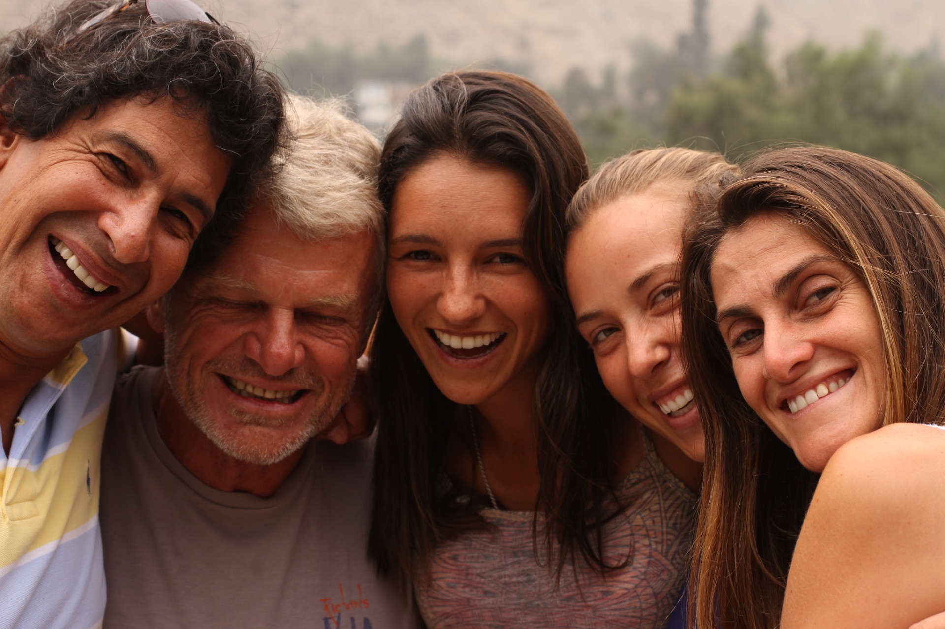 De 1976 para 2016: Mario Ginocchio, João Wallig (pai de Antonia), Clarissa, Christie e Antonia fizeram um reencontro de gerações no Peru - Thomaz Crocco/Divulgação