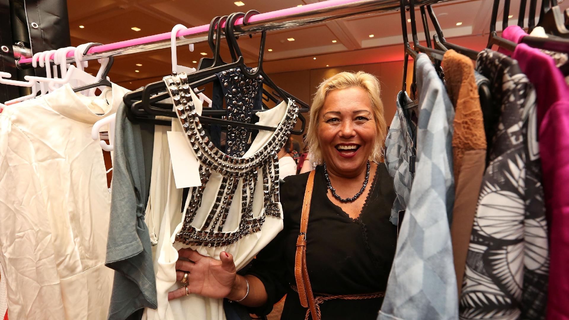 A dona de casa Ana Cláudia Augusto Pereira posa entre as roupas do Bazar da Preta: ela conta que faz compras para ela e também escolhe presentes para a filha e as amigas - Marco Antonio Teixeira/UOL