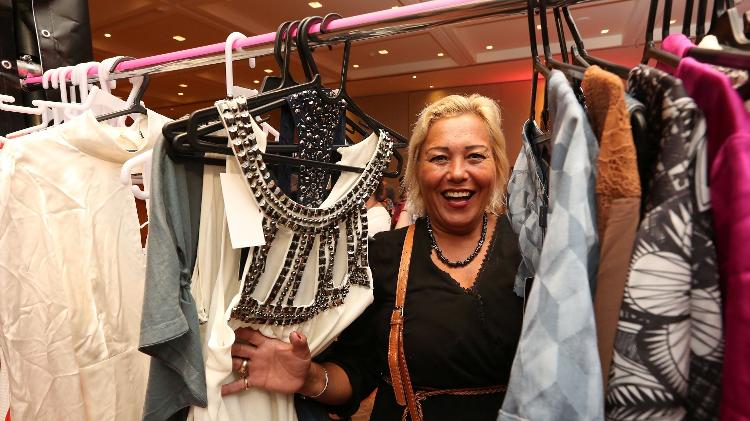 A dona de casa Ana Cláudia Augusto Pereira posa entre as roupas do Bazar da Preta: ela conta que faz compras para ela e também escolhe presentes para a filha e as amigas - Marco Antonio Teixeira/UOL - Marco Antonio Teixeira/UOL