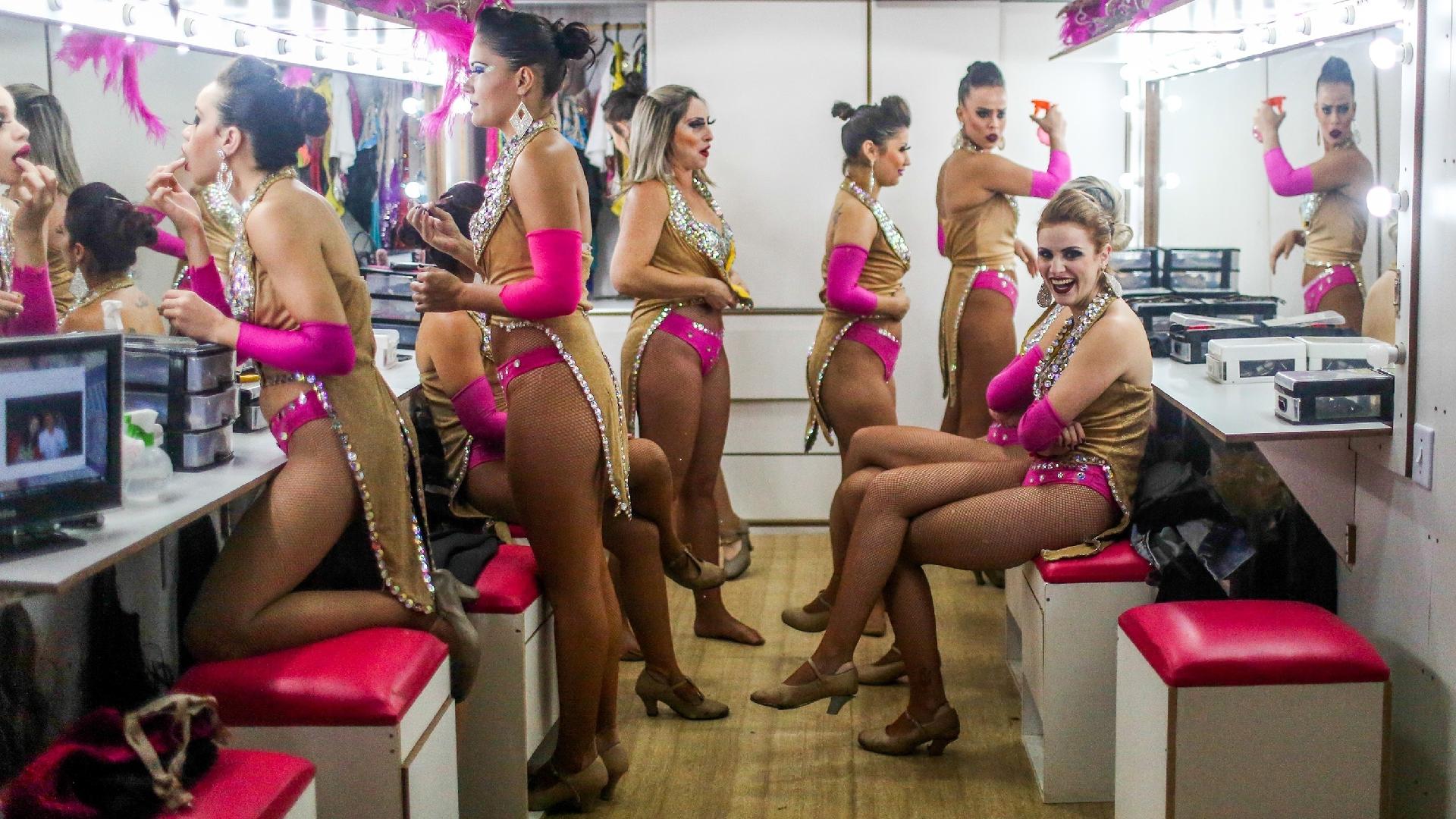 20.jan.2016 - Dançarinas do circo Stankowich se preparam para entrar no picadeiro - Ricardo Matsukawa/UOL