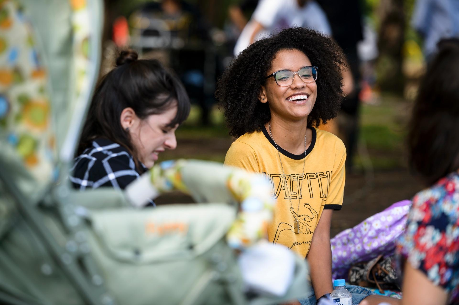 Lica (Manoela Aliperti) e Ellen (Heslaine Vieira) em cena de "Malhação" gravada no Ibirapuera - Ramon Vasconcelos/Globo/Divulgação