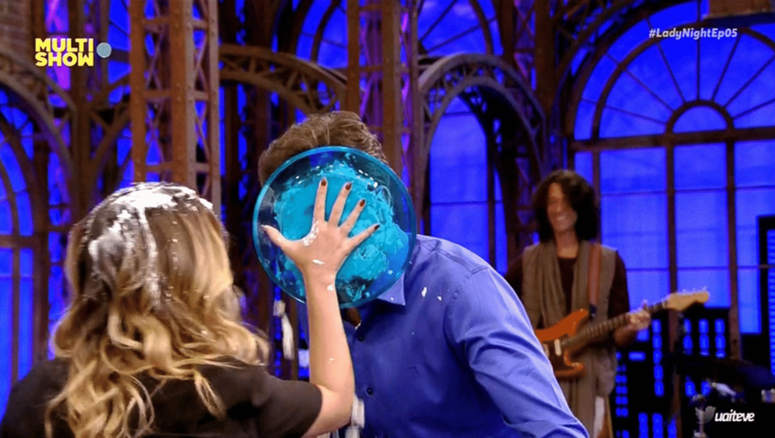 Tatá Werneck, Celso Potiolli e Maria Gadú trocaram tortadas durante uma divertida participação no talk show "Lady Night", no Multishow, nesta sexta-feira (14) - Reprodução/Multishow