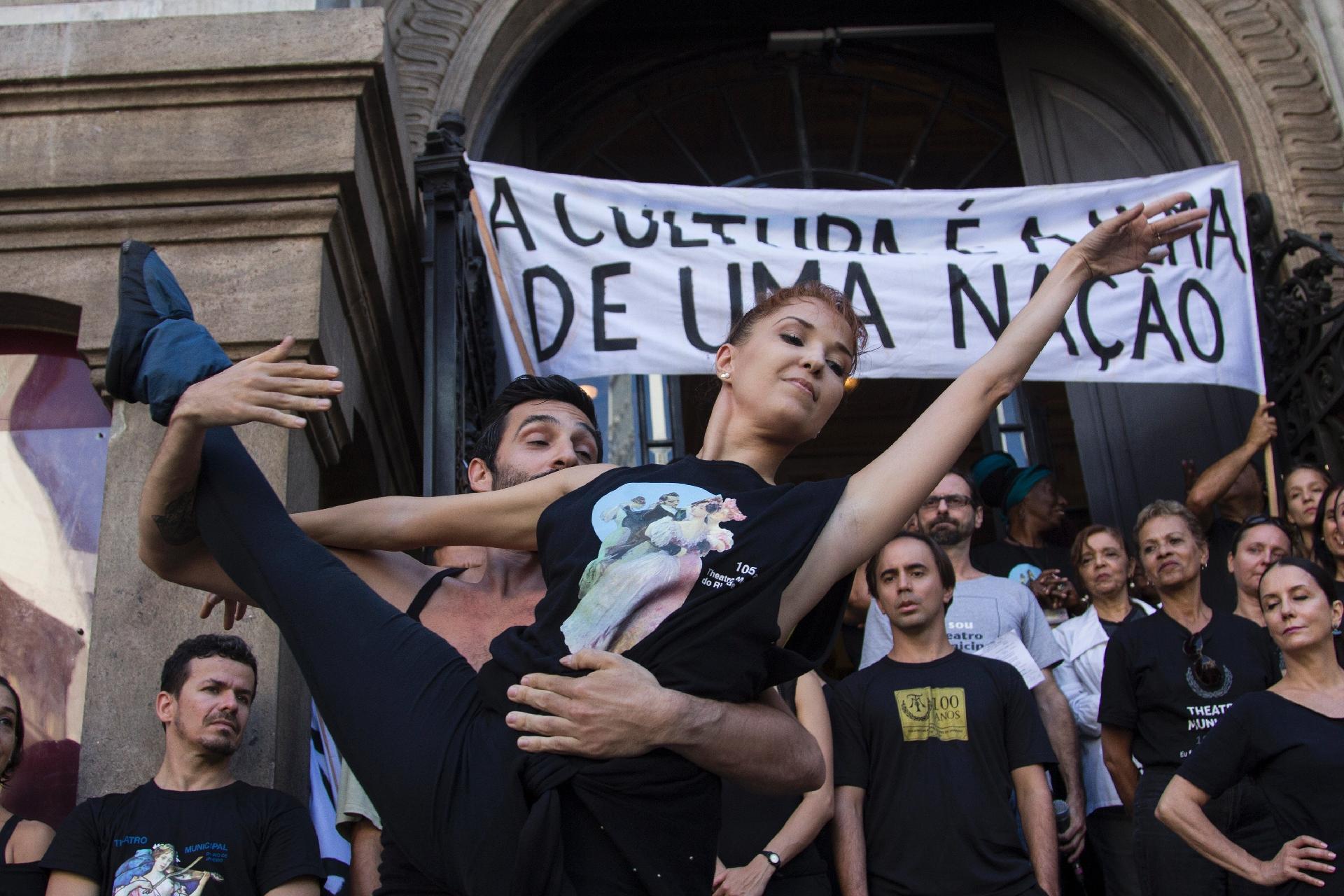 Funcionários do Theatro Municipal do Rio protestam pela falta de pagamento de salários pelo Governo do Estado, na Cinelândia no nesta terça (9) - Clever Felix/Brazil Photo Press/Folhapress