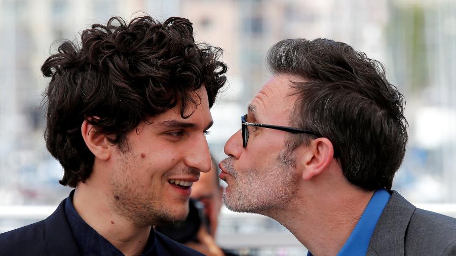 Diretor do filme "Le Redoutable", Michel Hazanavicius finge um beijo para brincar com o galã Louis Garrel, um dos favoritos ao prêmio de ator em Cannes pela interpretação de Godard - Reuters
