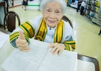 Senhora de 91 anos se forma na faculdade e recebe diploma do rei - Reprodução/Thai PBS