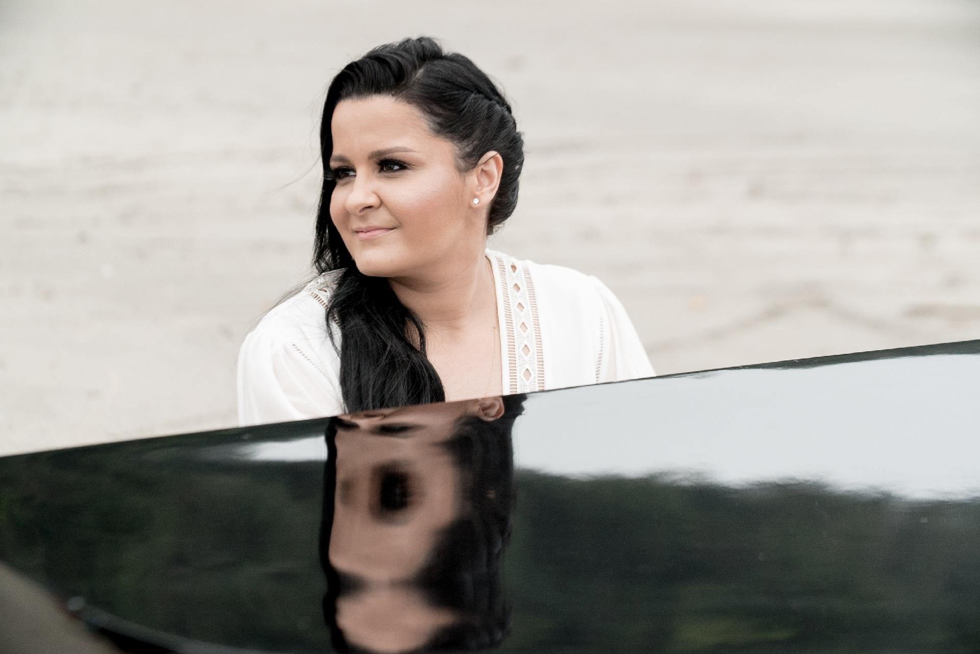 Cenas do clipe de "Bengala e Crochê" de Maiara e Maraisa - Olivio Neto